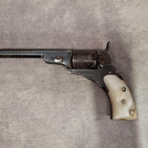 Revolver Colt, modèle Pocket Paterson N°1, simple action, surnommé Baby Paterson. 5 coups, calibre .28 / Adjugé 21 300€ soit 25 773€TTC