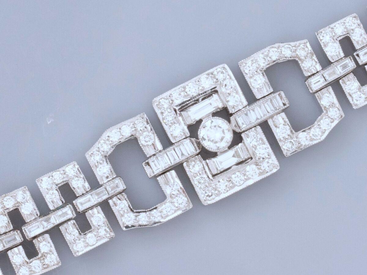 Bracelet en or gris 18K  à maillons géométriques sertis de diamants taille brillant et de diamants baguettes. C.1930 / Adjugé 8 800€ soit 10 648€TTC
